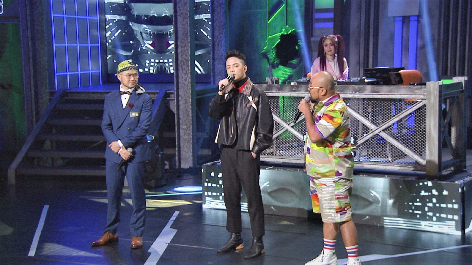 《大嘻哈時代》左起韓森、主持人J Sheon、美麗本人