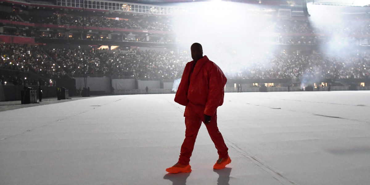 7.2 萬人擠爆會場準備聽新歌!「肯爺」Kanye West 整場演唱會一句話都沒說