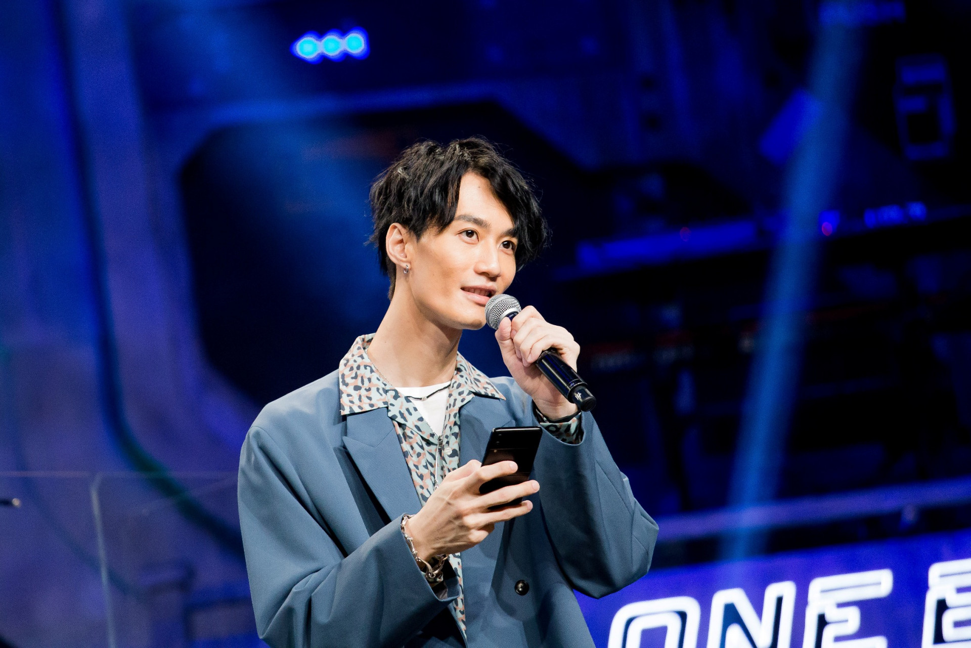 主持人李英宏