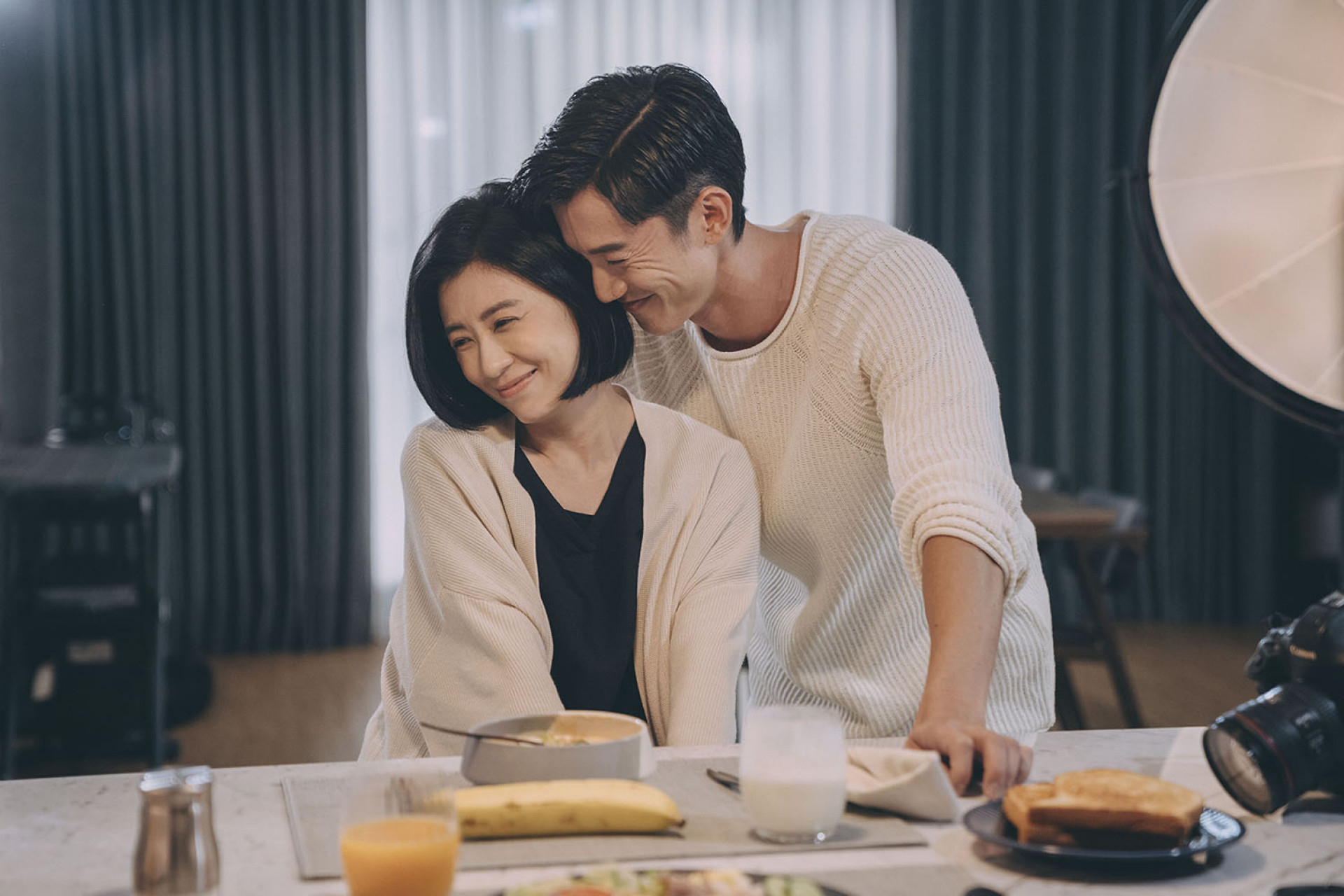 圖說3_ 賈靜雯初次擔任製作人並在Netflix獨家電影《媽，別鬧了！》中與吳慷仁有精彩對手戲
