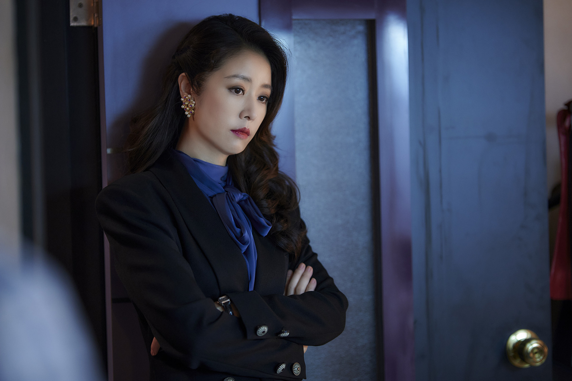 圖說5_ Netflix獨家影集《華燈初上》中充滿謊言、背叛、猜忌還發生一樁充滿疑點的命案