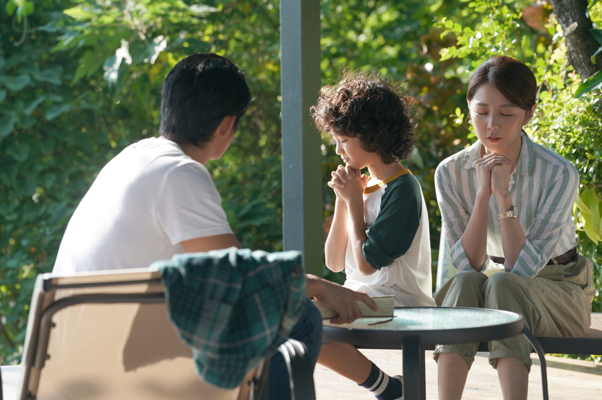 (左)王柏傑(中)白潤音(右)邵雨薇三人情同一家人