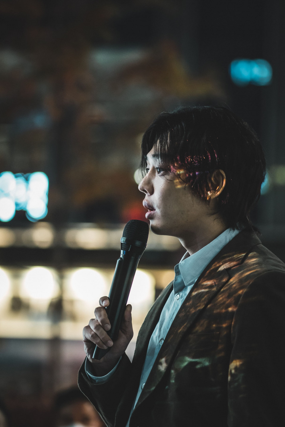 劉亞仁飾演新真理教議長鄭晉守