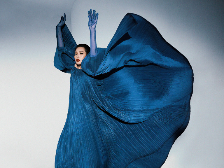 展露自信 兩款新造型氣勢萬千如時尚名模 A-Lin直呼：今天我好美 拍照前太興奮竟失眠