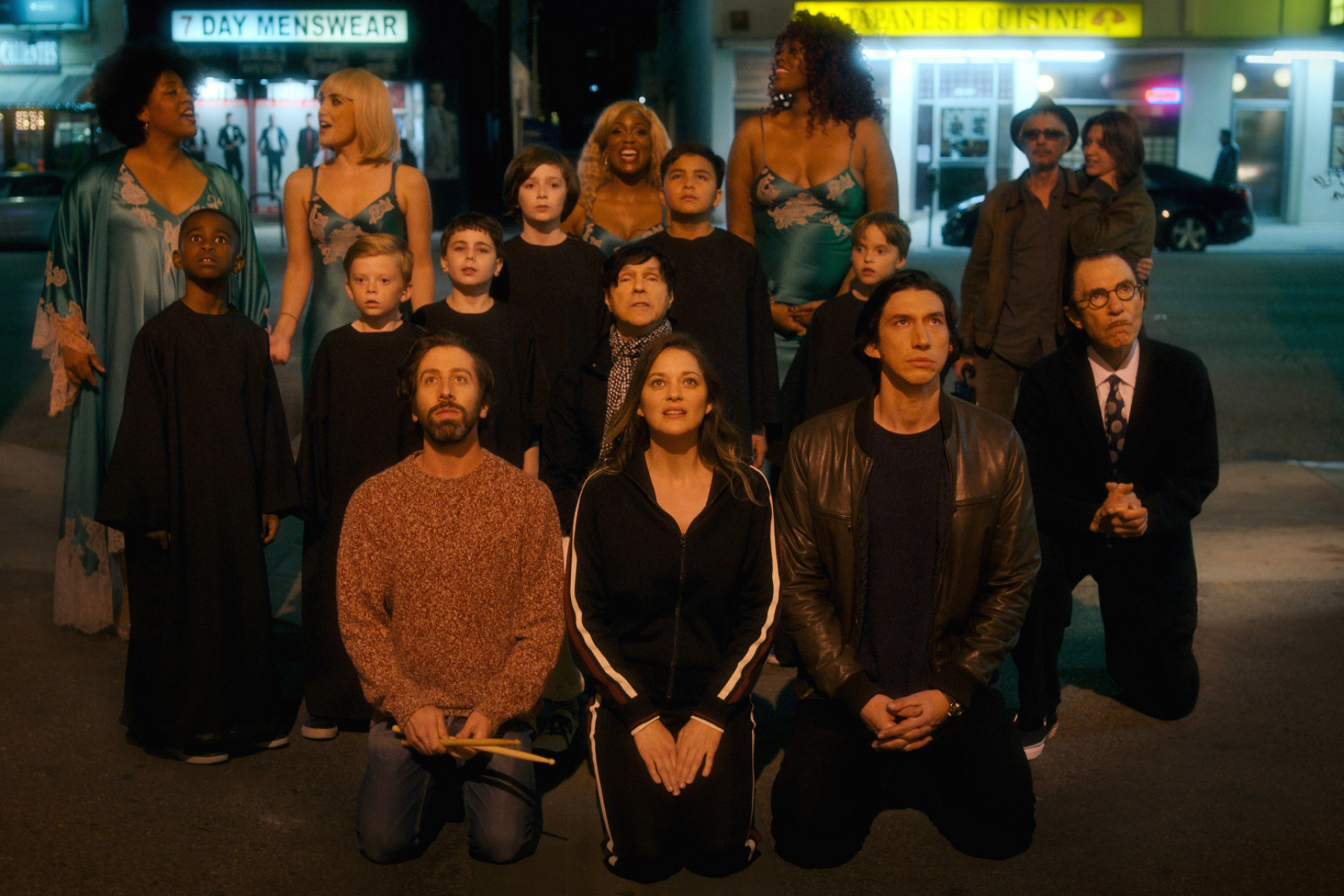 003【ANNETTE星夢戀歌】劇照_李歐卡霍(後右二)與Sparks兩位成員(第二排右一與右二)也有在片中驚喜現身