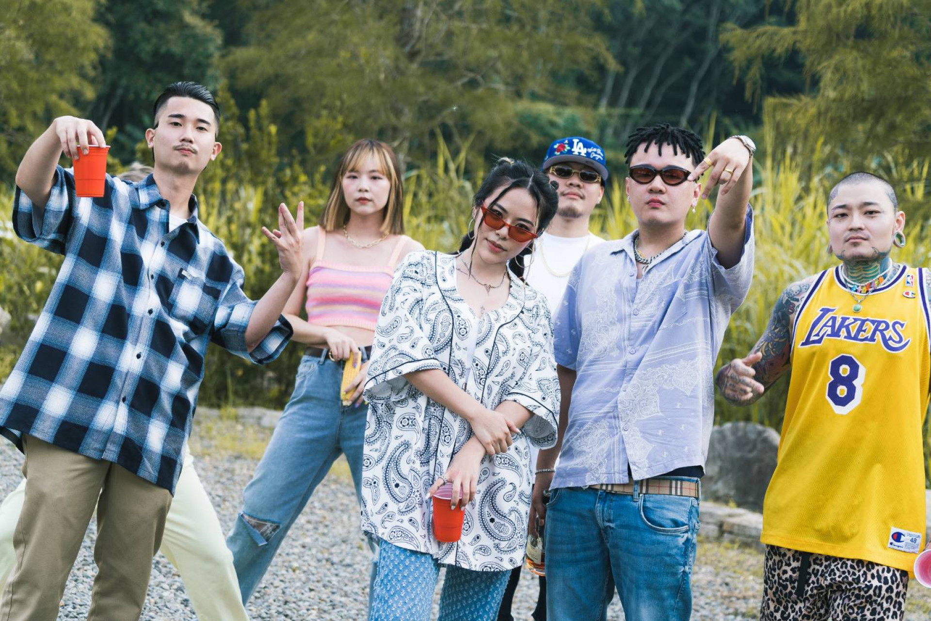 西屯純愛組 〈夏夕夏景〉讓聽眾沉浸在夏日派對氛圍,不由自主跟著西屯純愛組的音樂chill。