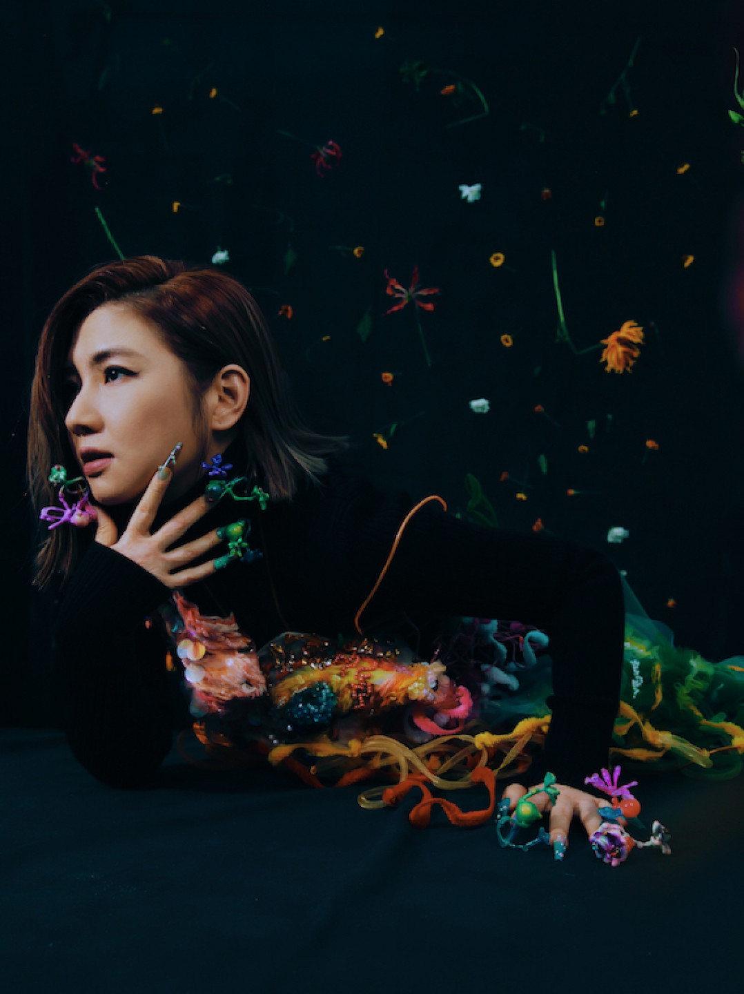 回歸歌手身份的 Selina 這次大展創作才華，在EP三首歌曲中貢獻兩首詞曲創作