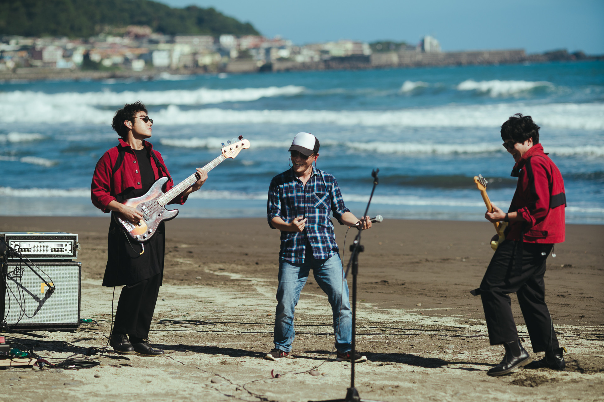 濁水溪公社主唱小柯跟拍謝少年熱情合體開唱