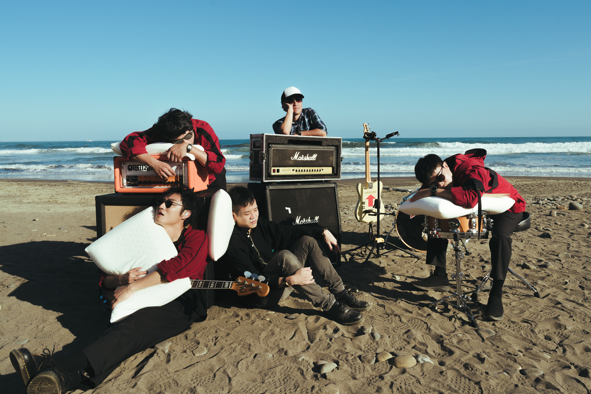 海邊強勁風沙也讓現場演出增加困難度