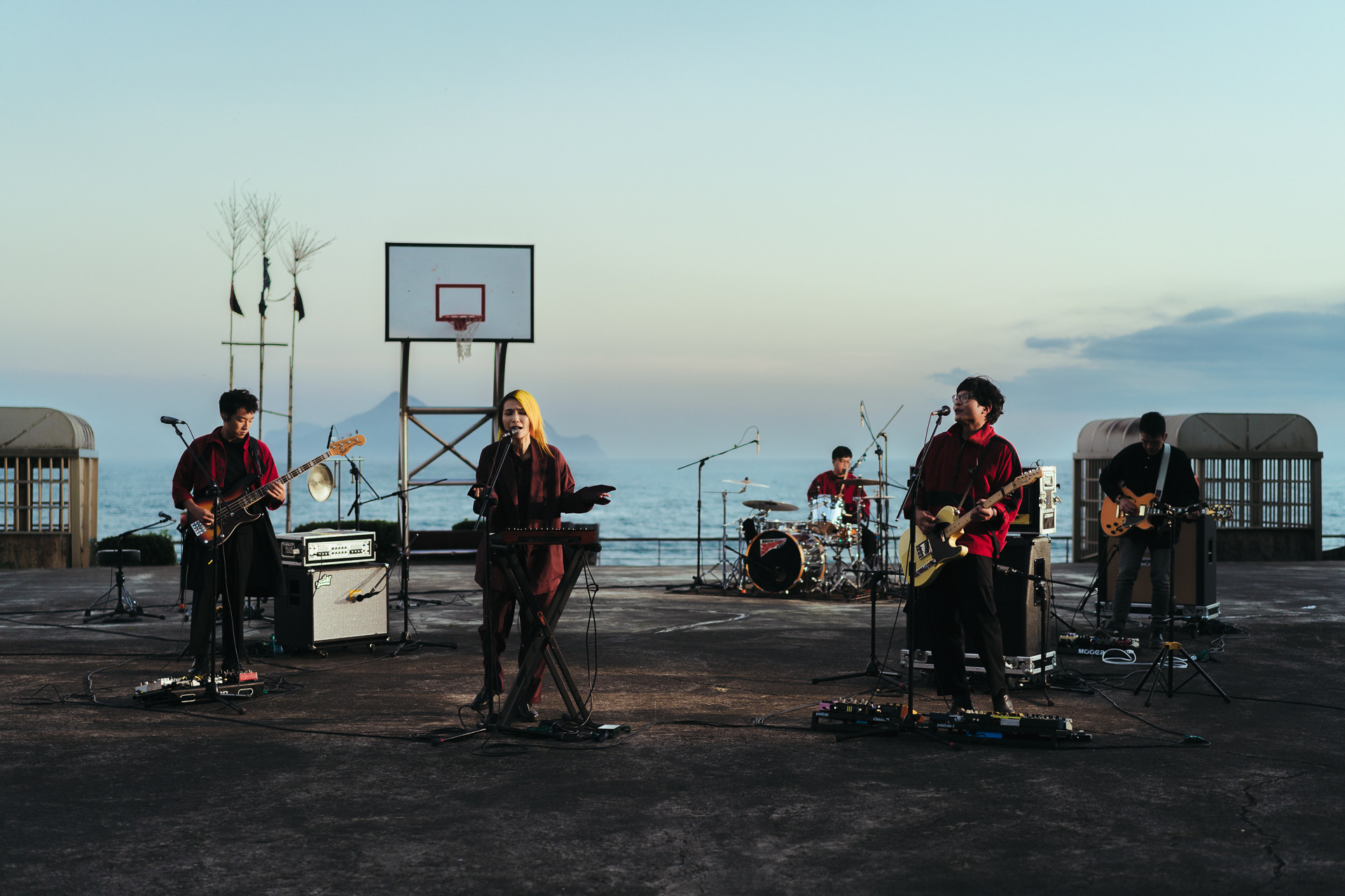 夢夢夢線上演唱會特別選在宜蘭大溪海邊拍攝