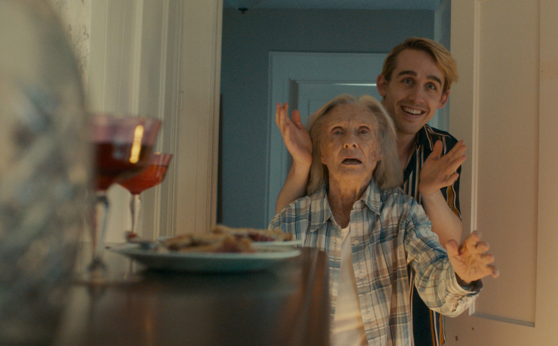 【他奶奶的變裝皇后】劇照-年過九十的克羅麗絲(前)在讀過劇本後,很快便答應加入演出。與新銳演員湯瑪斯杜普勒斯(後)有多場動人對手戲