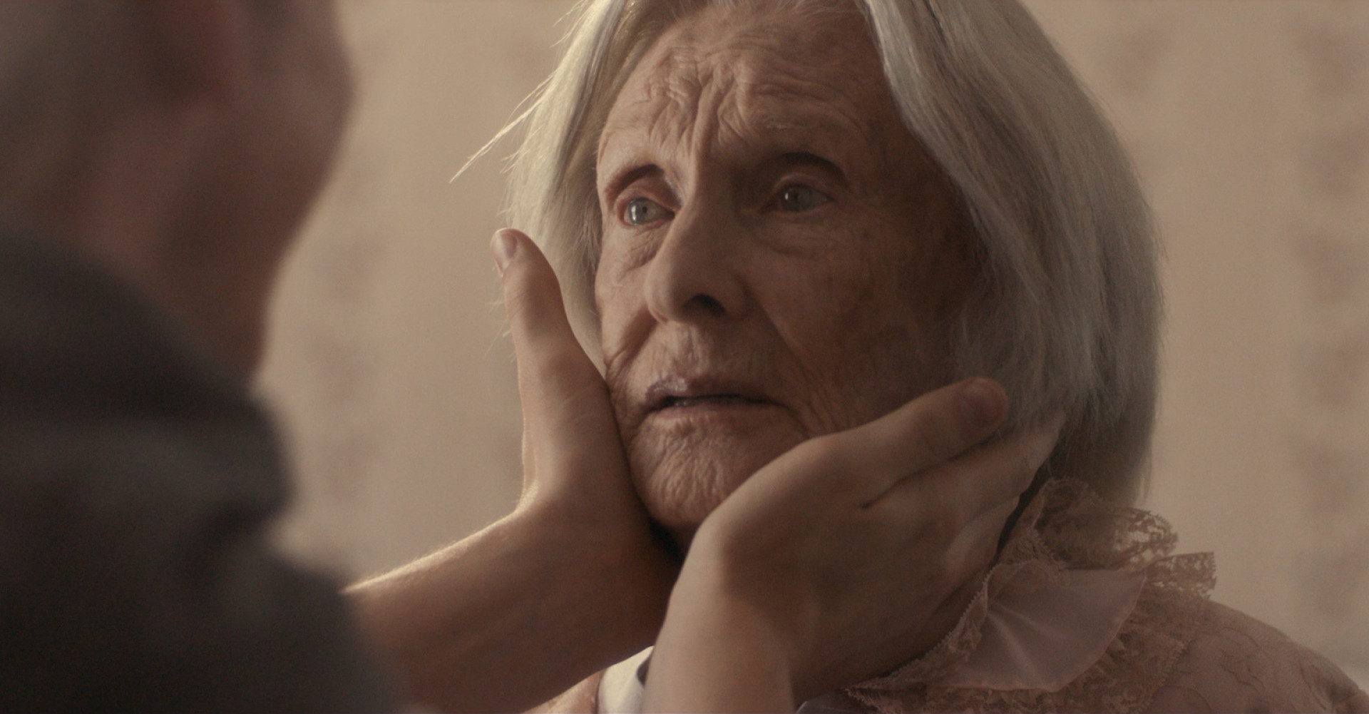 【他奶奶的變裝皇后】劇照-高齡95歲的克羅麗絲利奇曼於2021年1月27日在自宅離世，而她在最後的電影作品【他奶奶的變裝皇后】中所飾演的開明、風趣外婆，也同樣面臨著老年照護的課題