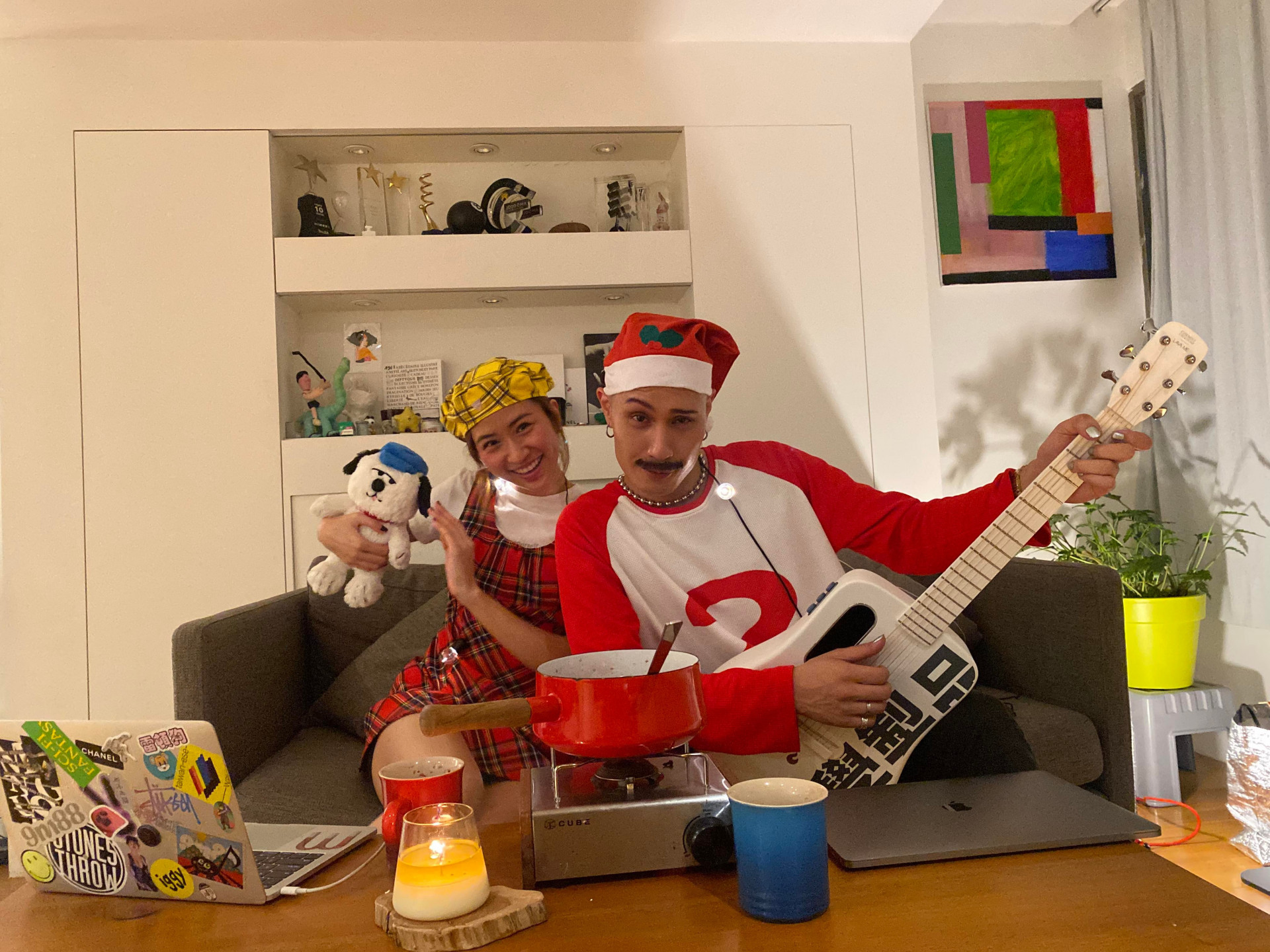 9m88(左)與黃宣(右)化身聖誕精靈直播造福樂迷耳朵