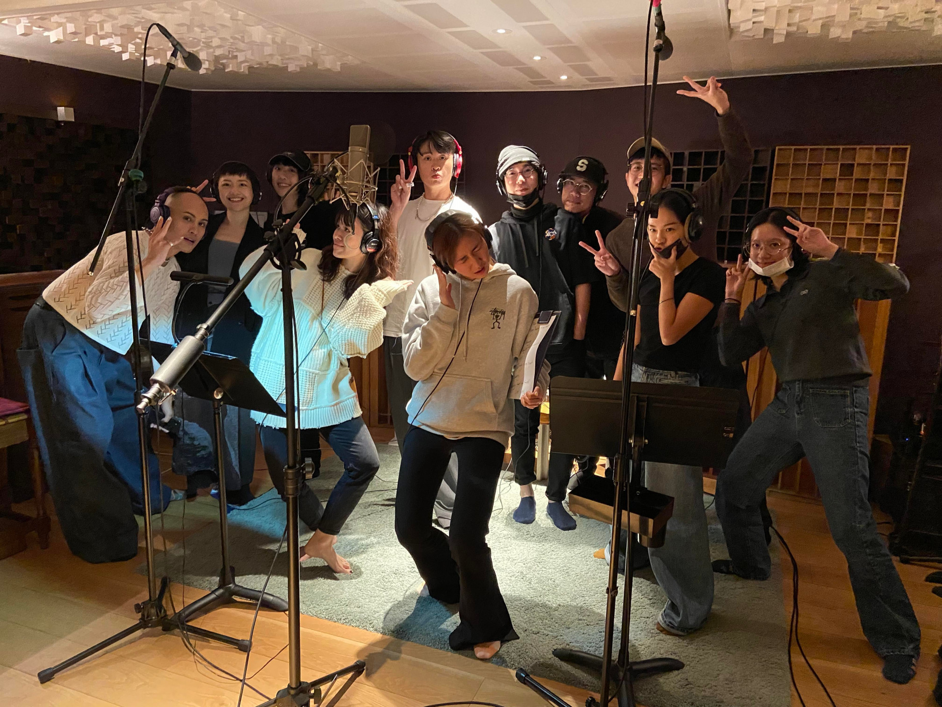 9m88(中)與眾親友一同錄製大合唱