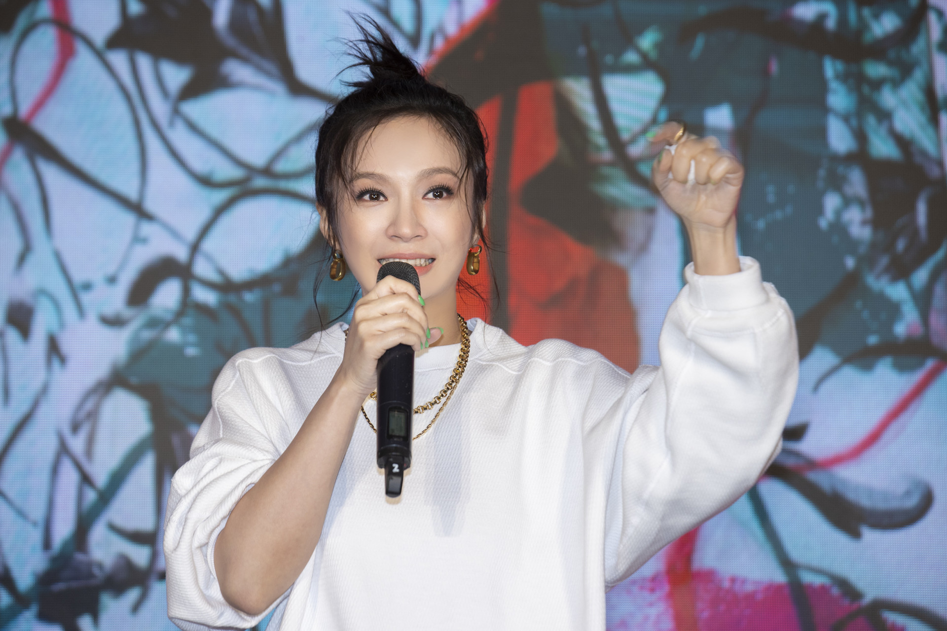 Faye詹雯婷發行第二張專輯收到好友祝福感動落淚