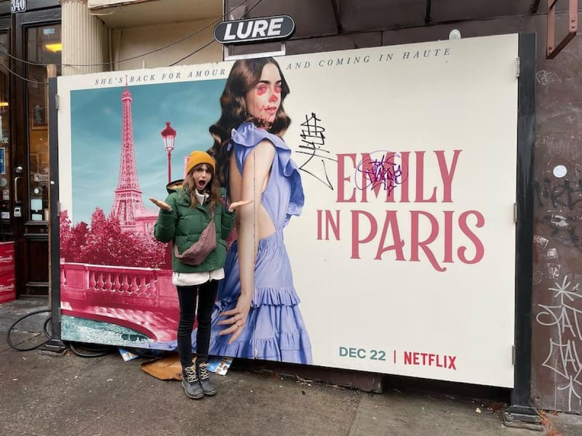 《艾蜜莉在巴黎》看板慘被塗鴉！Lily Collins 親自合影發文高 EQ 回應