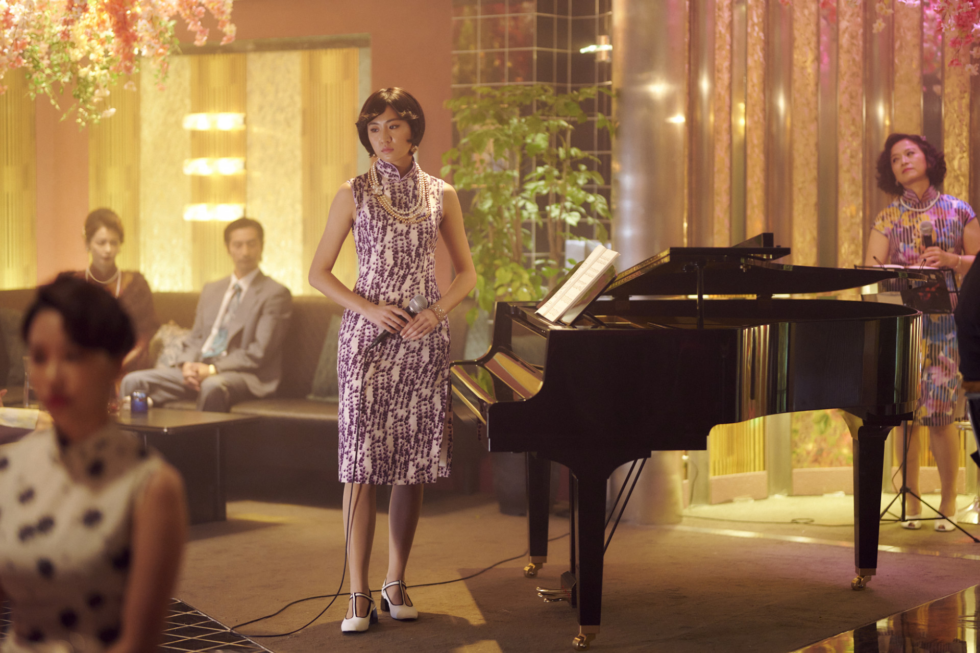 9m88客串華燈擔任徐若瑄(左)旗下小姐,與謝瓊媛(右)有對手戲