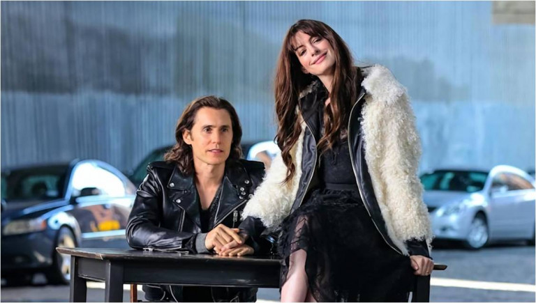 安海瑟薇回來了！《新創玩家》搭檔「小丑」飾演破產夫妻檔