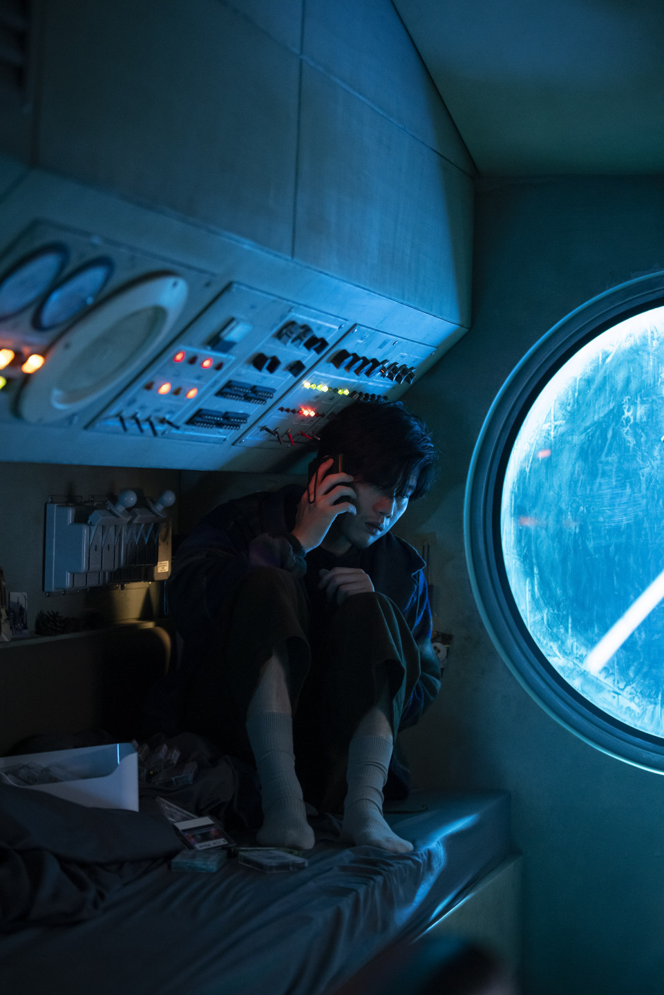 圖04:金馬影帝莫子儀助陣宇宙人〈我還繞著你在旋轉〉MV。(相信音樂提供)