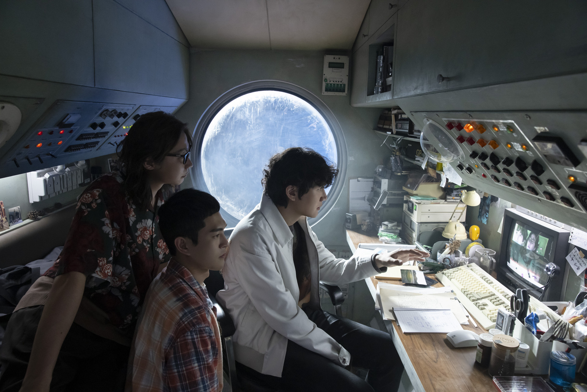 圖06:宇宙人好奇探索太空艙。(相信音樂提供)