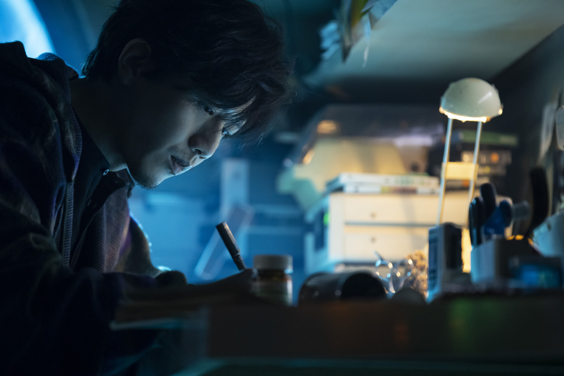 圖03:金馬影帝莫子儀扮演漂流在宇宙之間的太空人。(相信音樂提供)