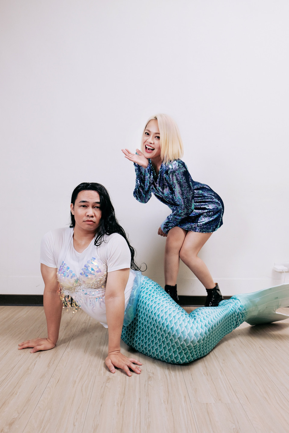 那那大師化身鍾麗緹電影美人魚造型,讓戴愛玲又驚又喜