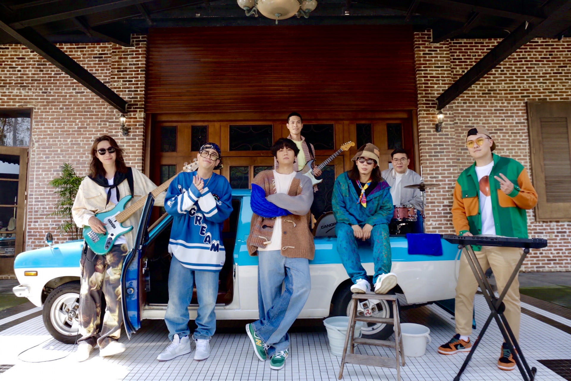 圖01:宇宙人新歌〈自己來〉MV找違法一起重現自得其樂的宅家日常。(相信音樂提供)