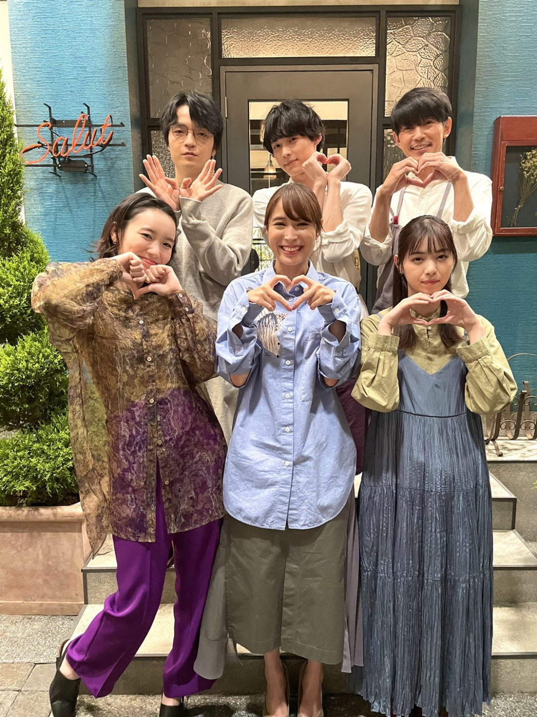 戀愛何必認真?_摘自官方推特_前排:飯豐萬理江、廣瀨愛麗絲、西野七瀨。後排:岡山天音、松村北斗、藤木直人。