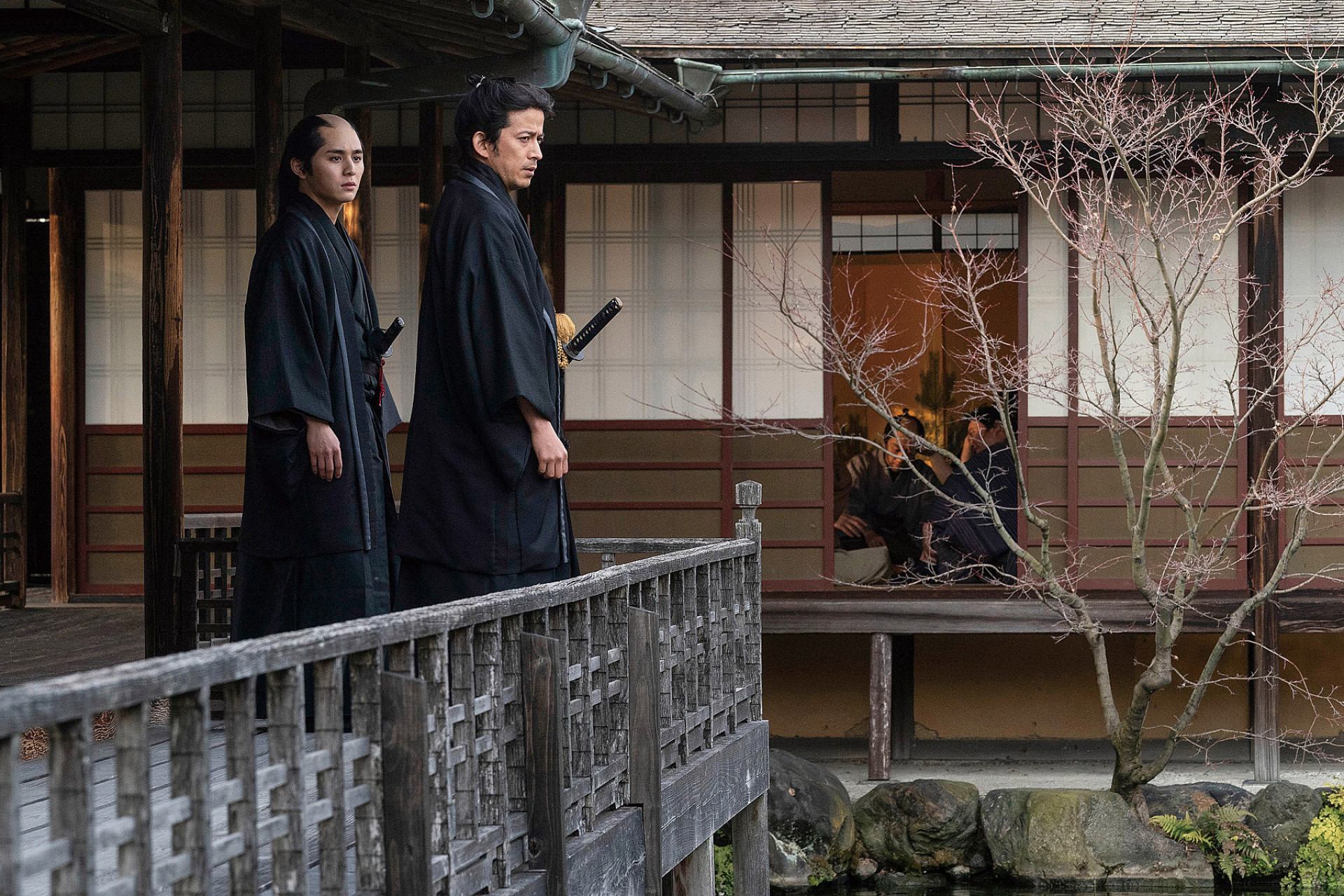 001【燃燒的劍】劇照_岡田准一（右）傳授山田涼介（左）「脫水減肥法」來演繹角色身形