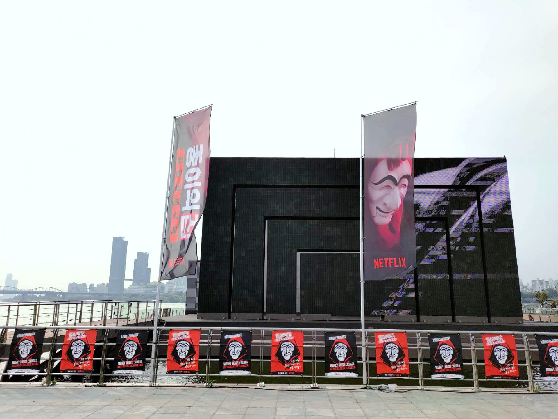 Netflix在漢江邊所佈置的紙房子 豪華舞台  照片請註明由太咪提供