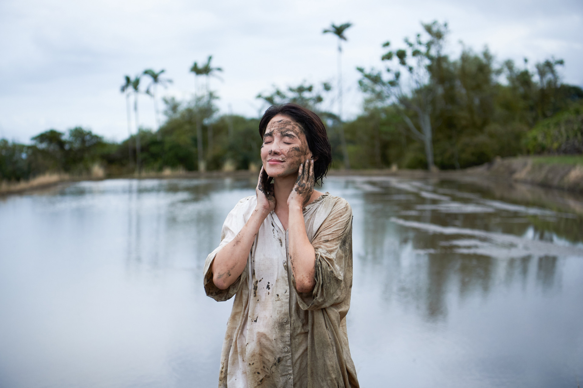 李心潔完全發揮影后實力,詮釋情感讓現場工作人員深受感動。(滾石唱片提供)