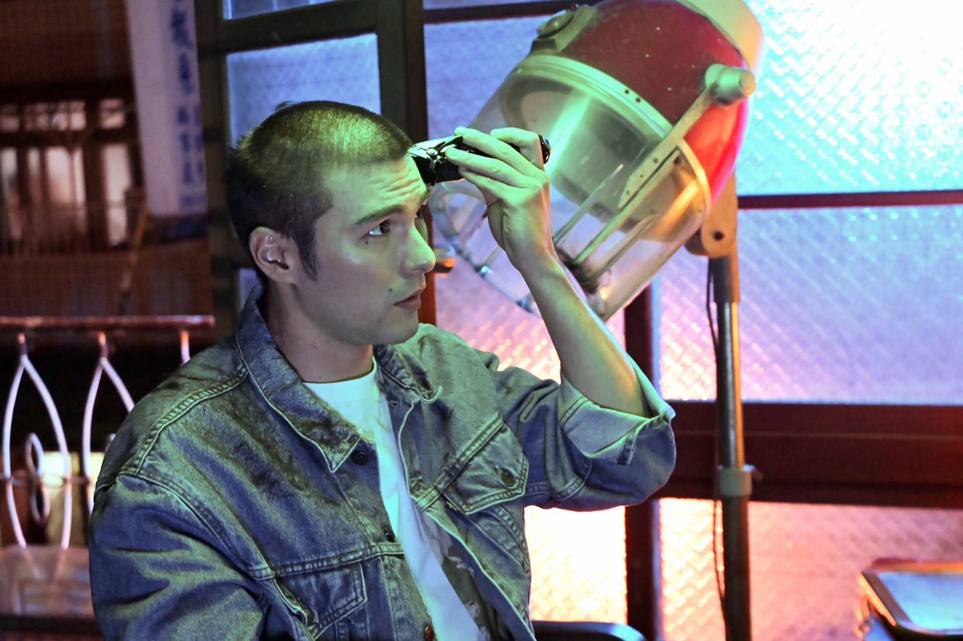 鳳小岳在MV中自剃平頭,象徵重新開始。