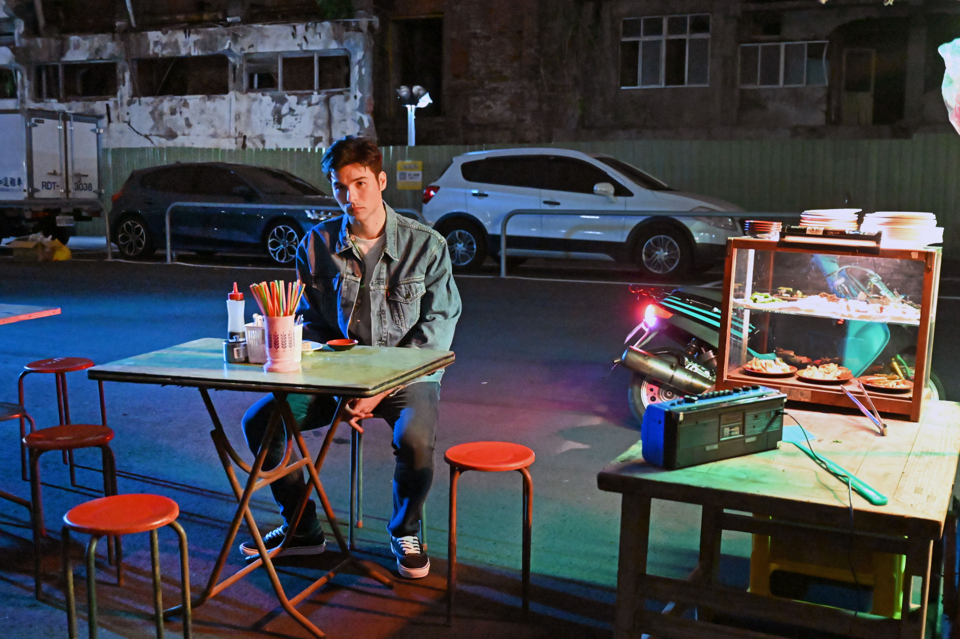 鳳小岳重回成長時期最常混的士林區拍攝MV,重現他的青春回憶。2