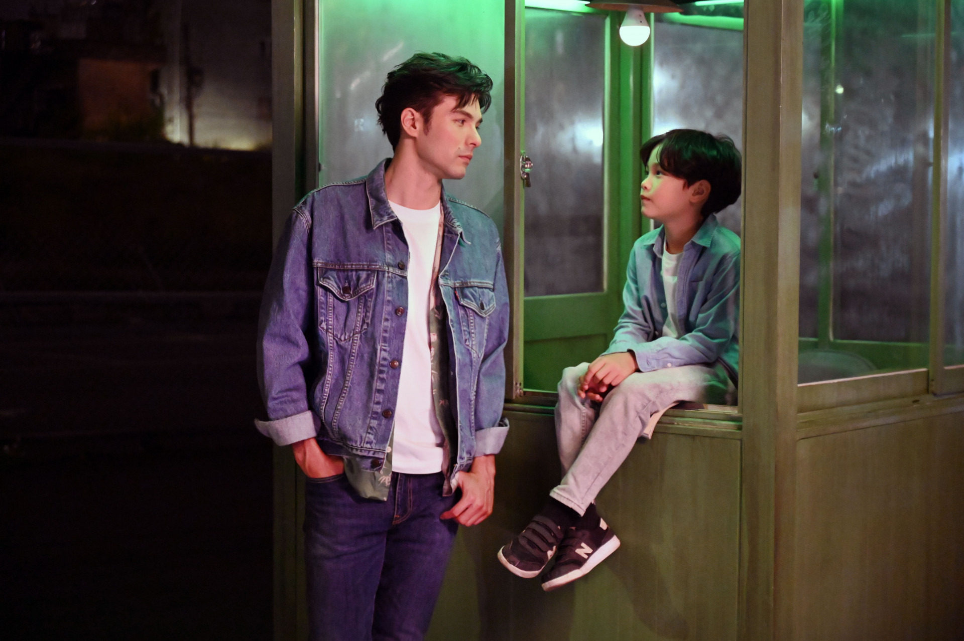 鳳小岳與7歲帥兒小木耳首度同框拍MV。