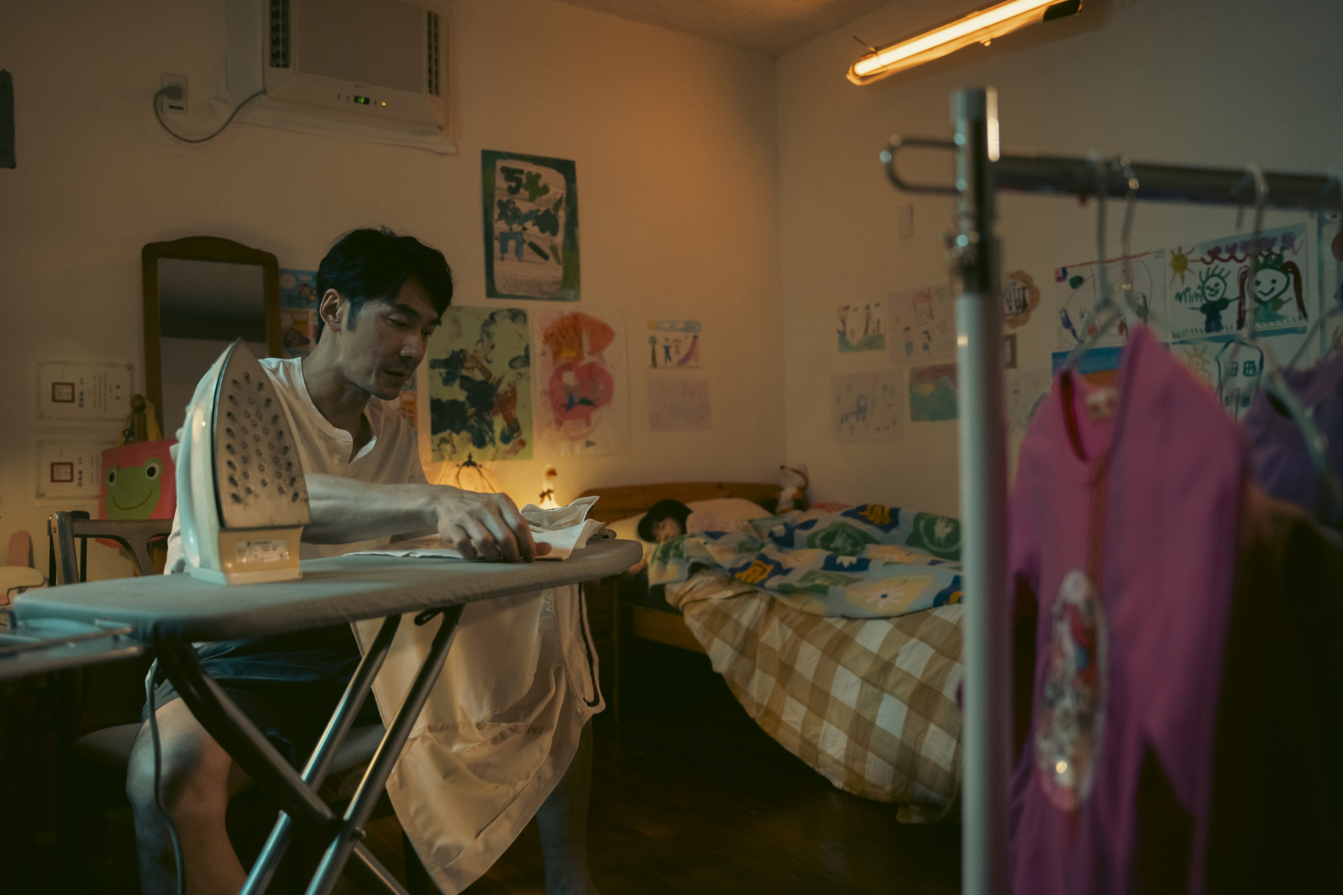 圖04：李李仁在告五人〈帶你飛〉MV中飾演父代母職撐起整個家的單親爸爸。（相信音樂提供）