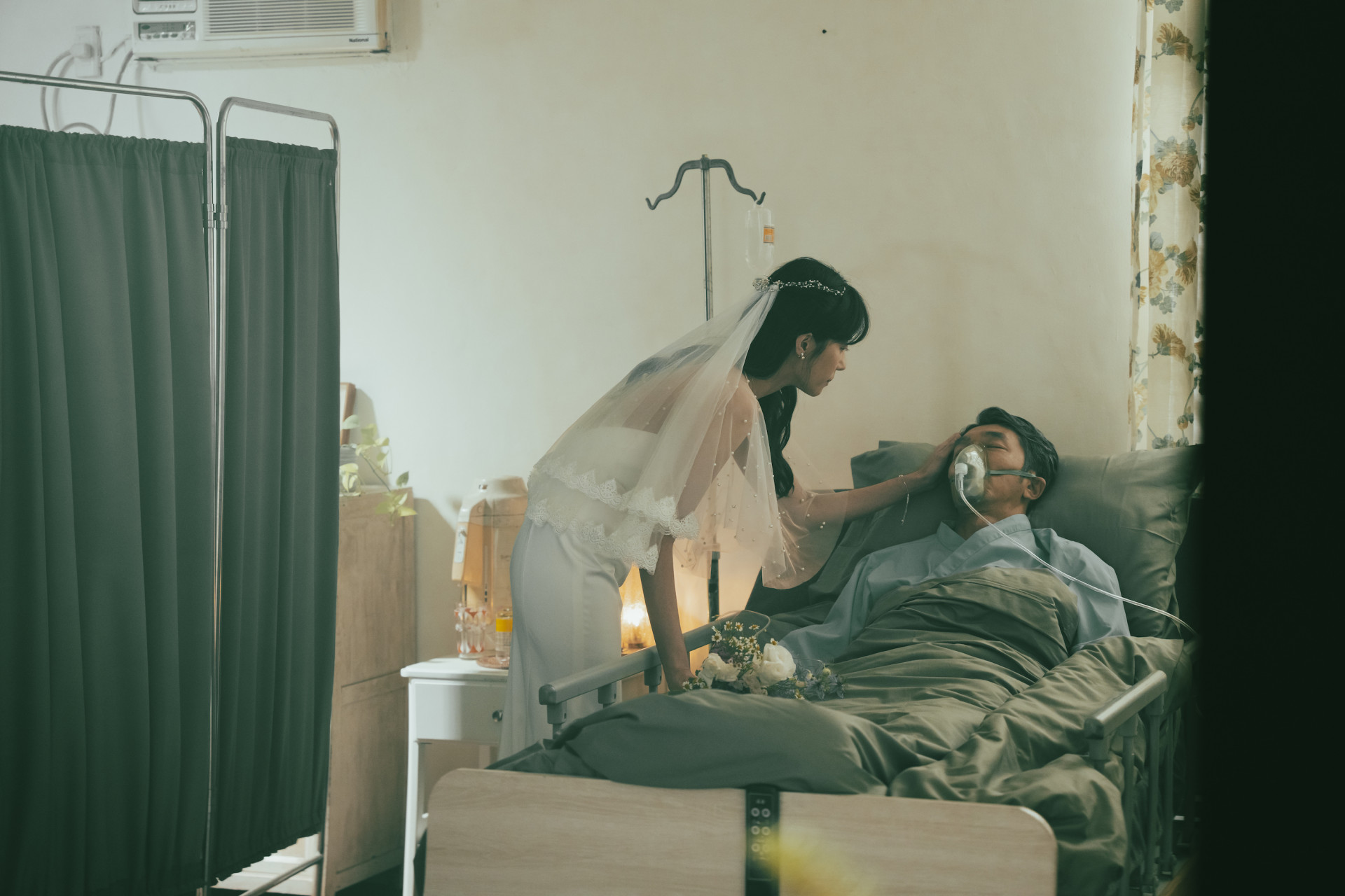 圖06：李李仁在〈帶你飛〉MV化老妝展病容，在病榻與戲中女兒的互動賺人熱淚。（相信音樂提供）
