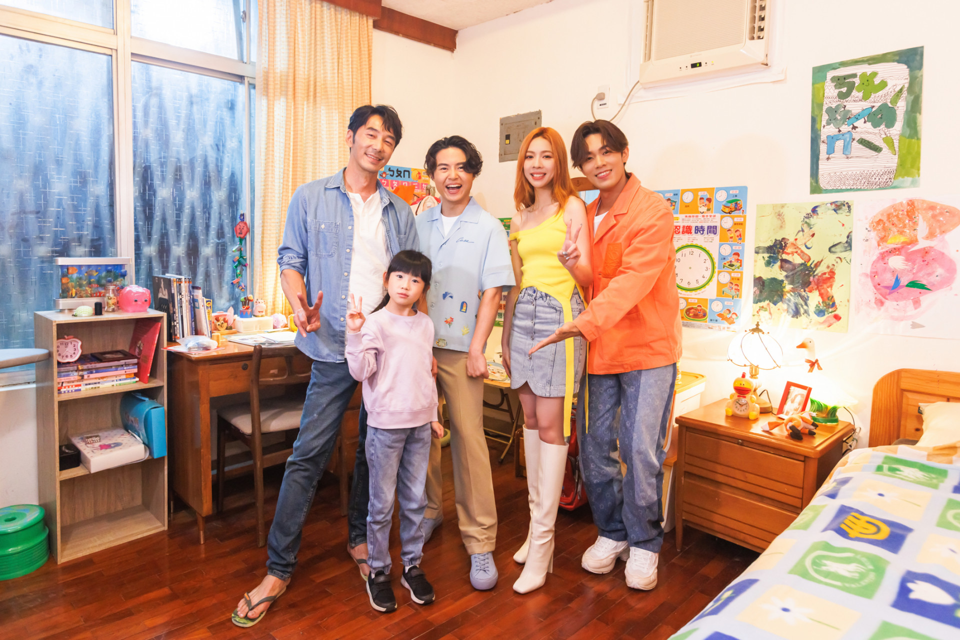 圖01：告五人與李李仁（左一）、張絡扉（左二）合作〈帶你飛〉MV。（相信音樂提供）