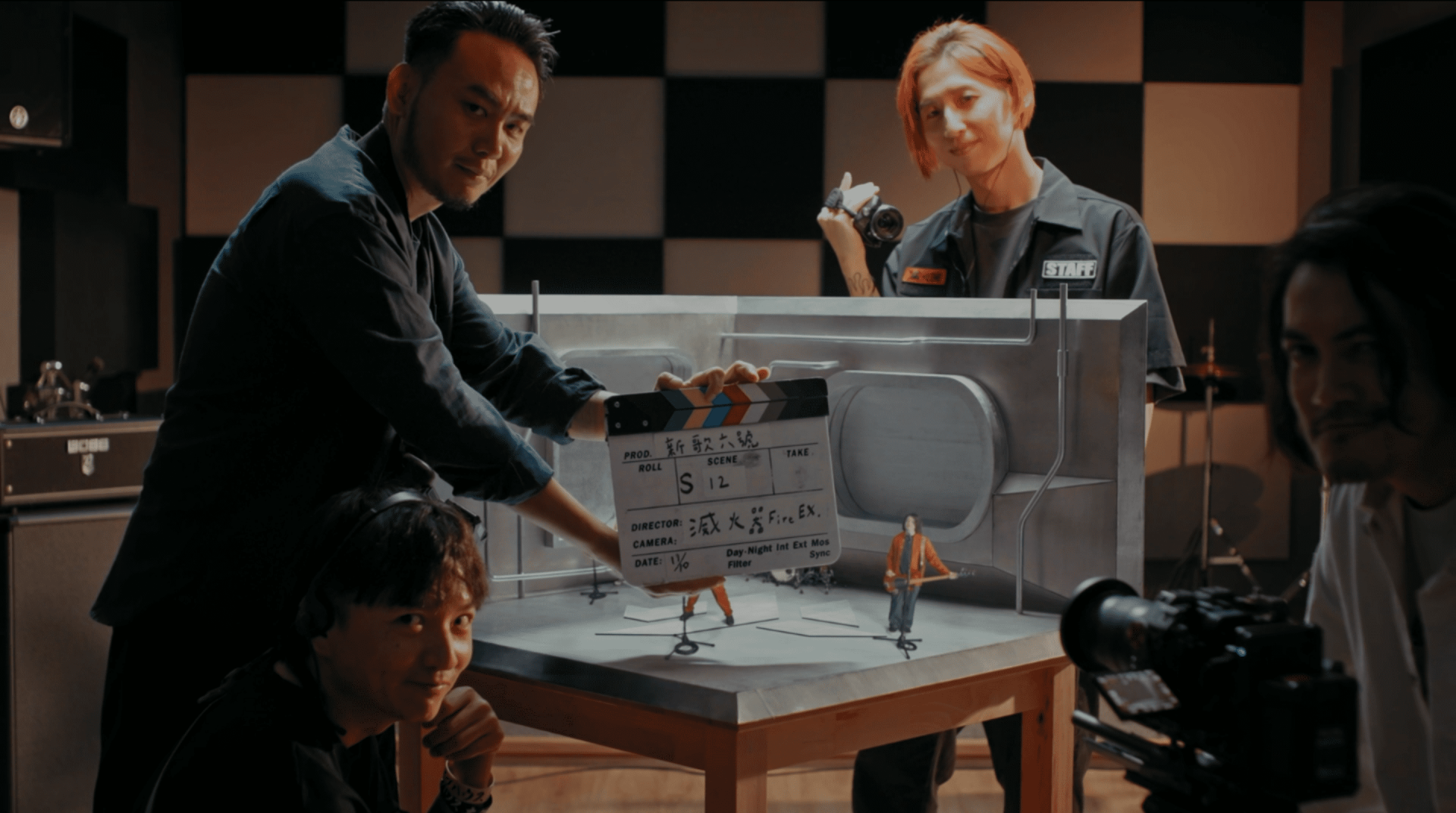 滅火器在結尾揭露MV是「自導自演」,並對鏡頭露出「謎之微笑」