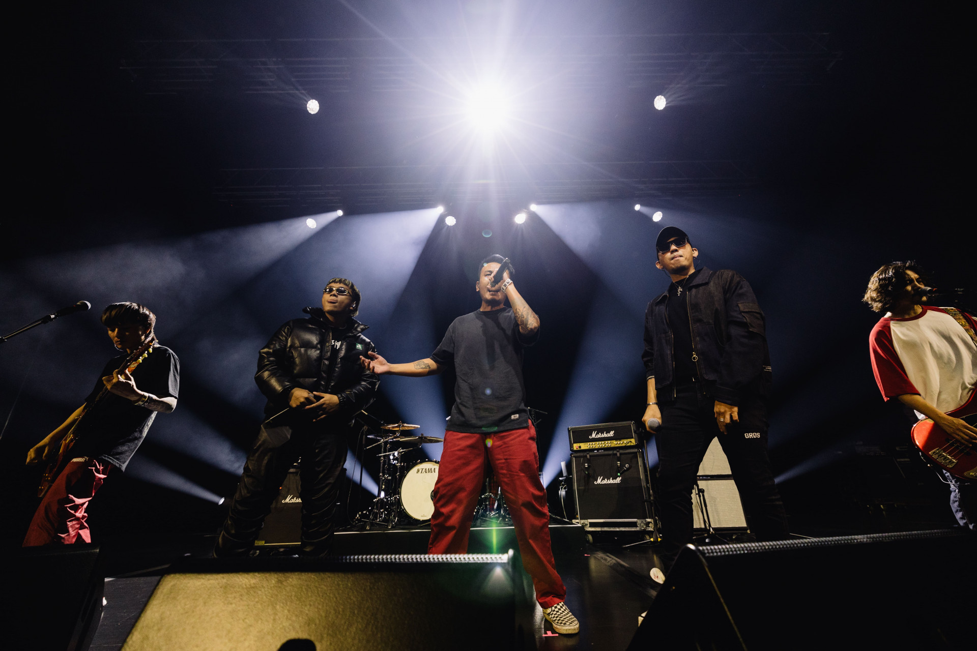 滅火器特別邀請《大嘻哈時代2》的選手阿跨面、馬克登台,重現在節目上引發熱烈好評的〈無名英雄〉舞台