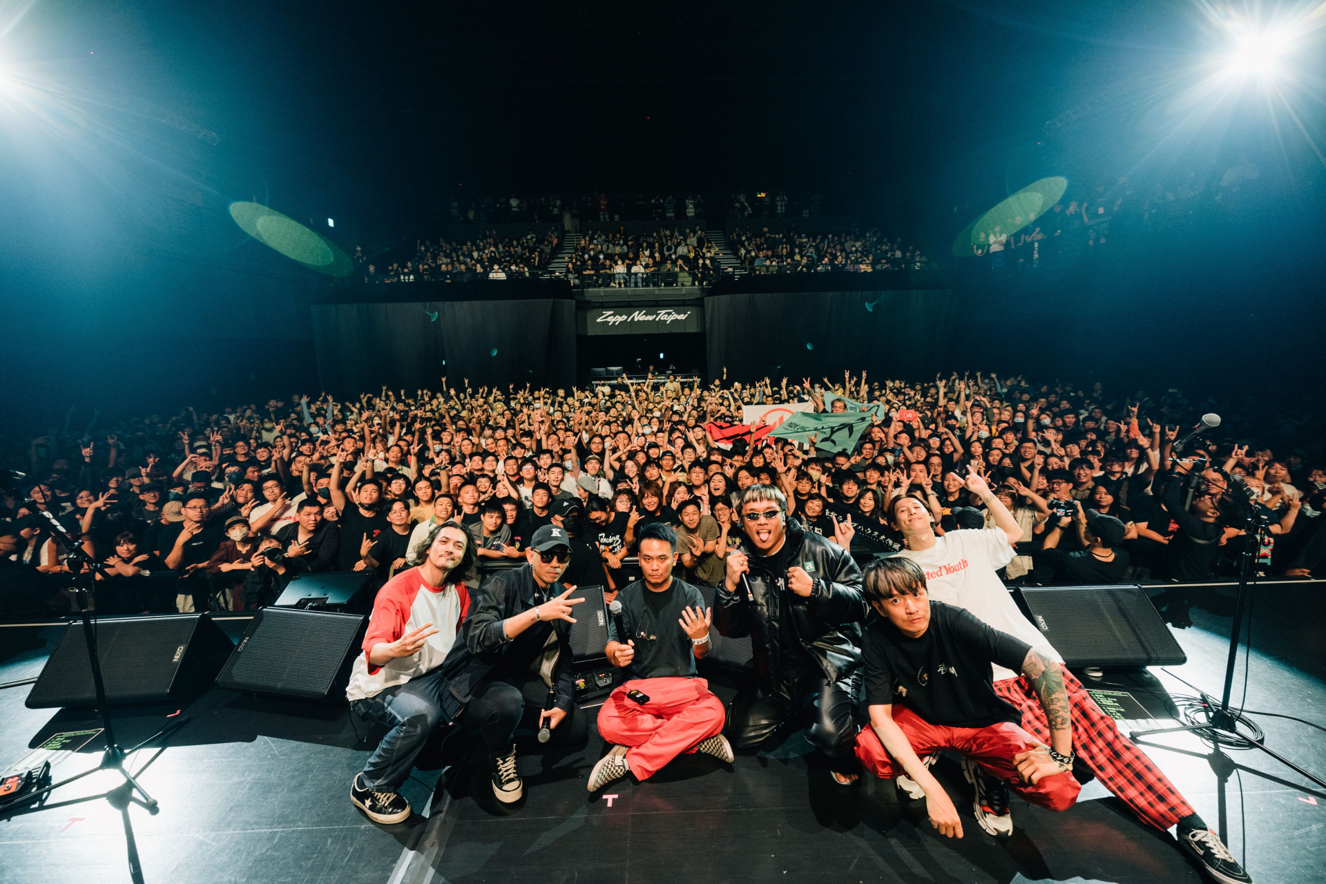 Zepp Premium 演出由滅火器率先登場,演唱多首膾炙人口歌曲如〈欲走無路〉、〈南國的風〉等