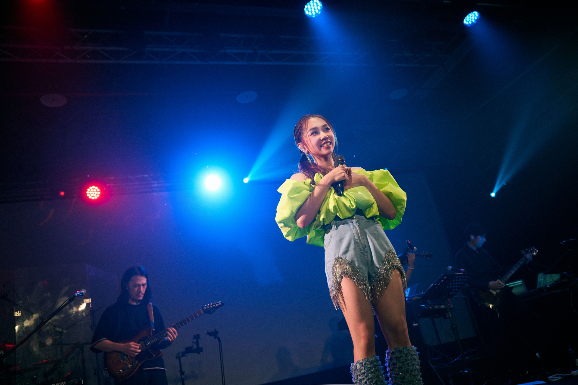 紙飛機MV艾薇輕聲哼唱 用歌聲溫暖每個人的心 也帶大家回味精彩的專場之夜