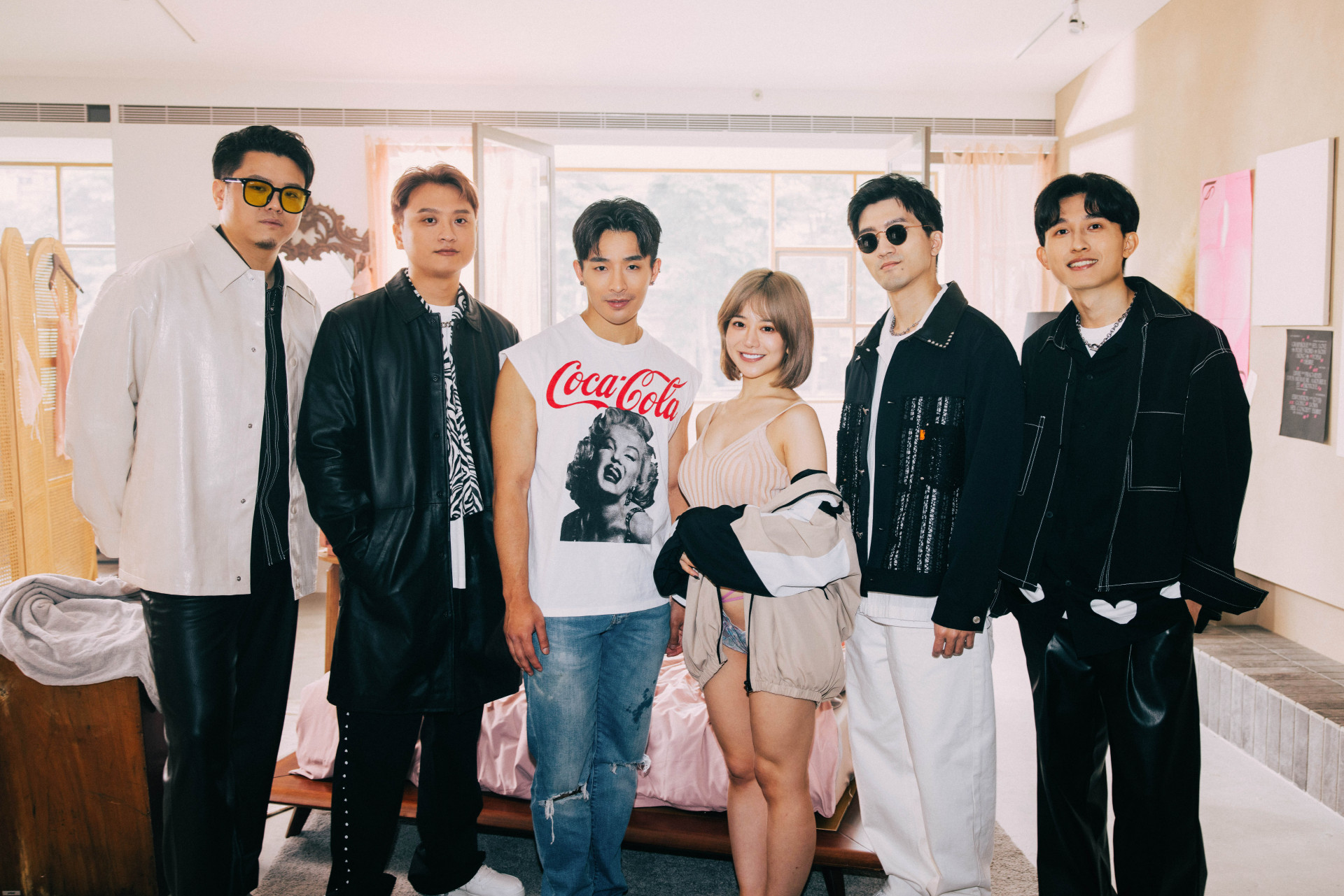 主場王(左起)、貝斯手Nelson、男主角刺刺、女主角有村希、鍵盤手蒙、鼓手士捷一同合照