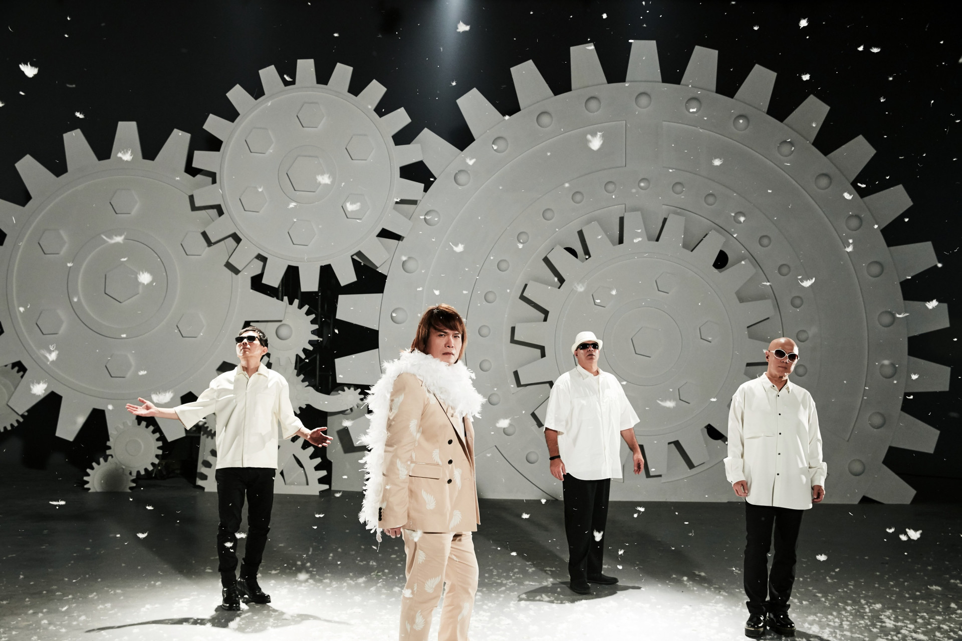 伍佰〈純白的起點〉MV中巨大的齒輪表現人生