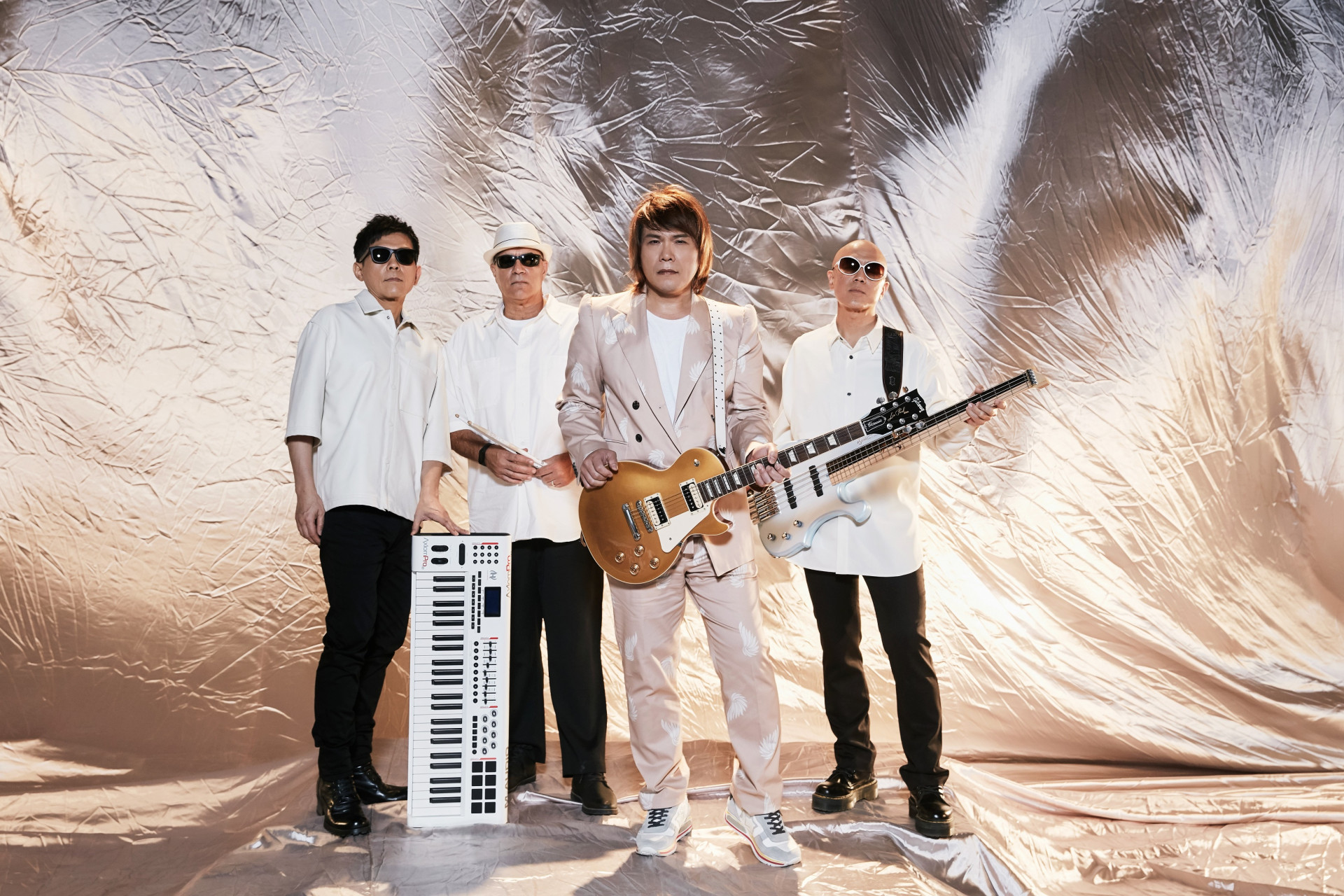 MTV音樂頻道| 伍佰飄浮空中帥氣solo〈純白的起點〉MV酷炫場景出動三機