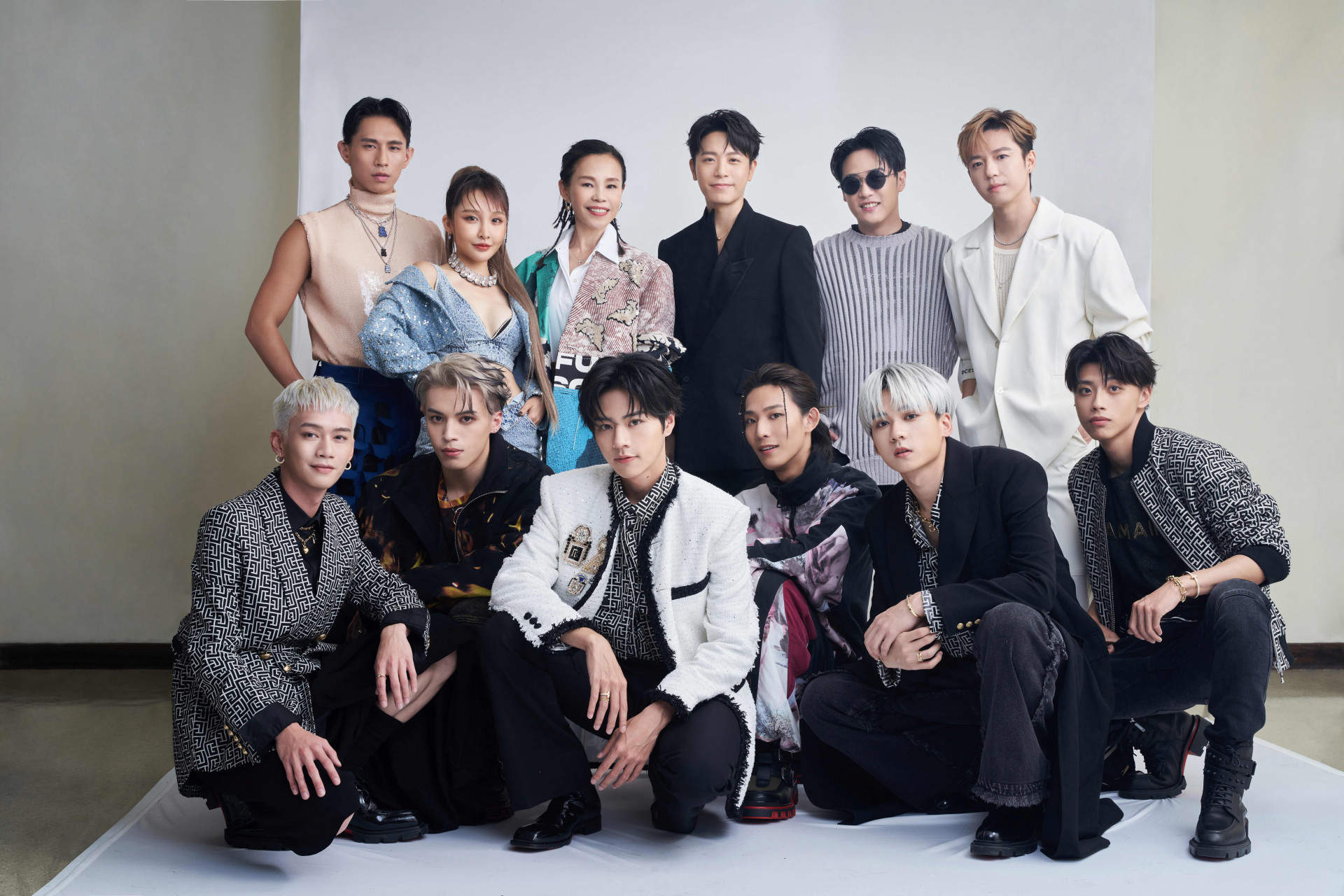 上排左至右:柏霖、張若凡、彭佳慧、韋禮安、熊仔、GJ蔣卓嘉/下排Ozone左至右:子翔、哲言、佳辰、煥鈞、祖安、文廷2