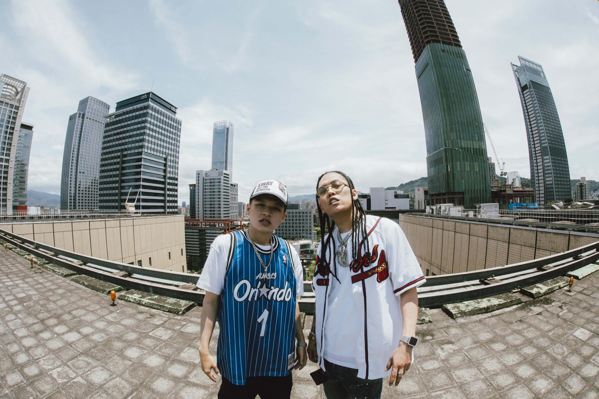 左 艾蜜莉AMILI _ 右 蛋頭BG8LOCC