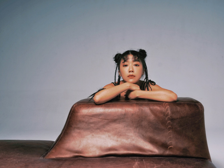 獨立靈性女聲Yokkorio推出首張個人創作專輯《Moirai Kiss》 宣告9月舉辦發片專場 首次挑戰個人演出，呈現摧毀與重構