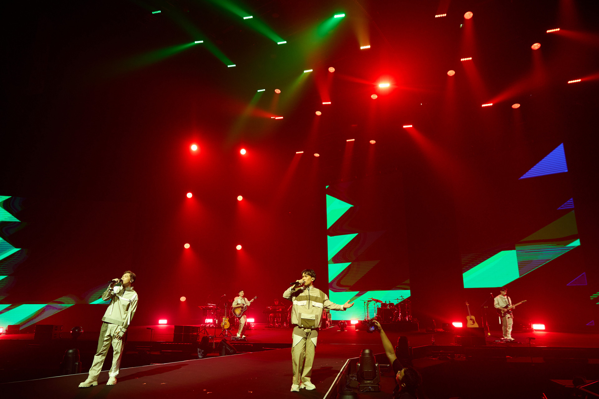 主唱雞丁、鼓手Look、吉他手阿哲與建廷4人化身「奇異戰士」