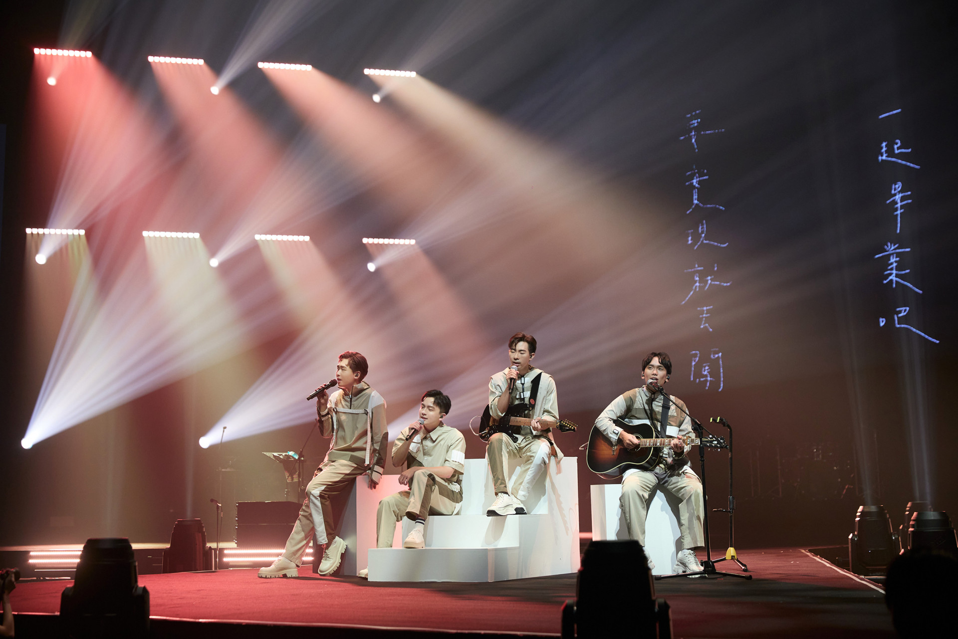 理想混蛋從百人小河岸唱到萬人北流