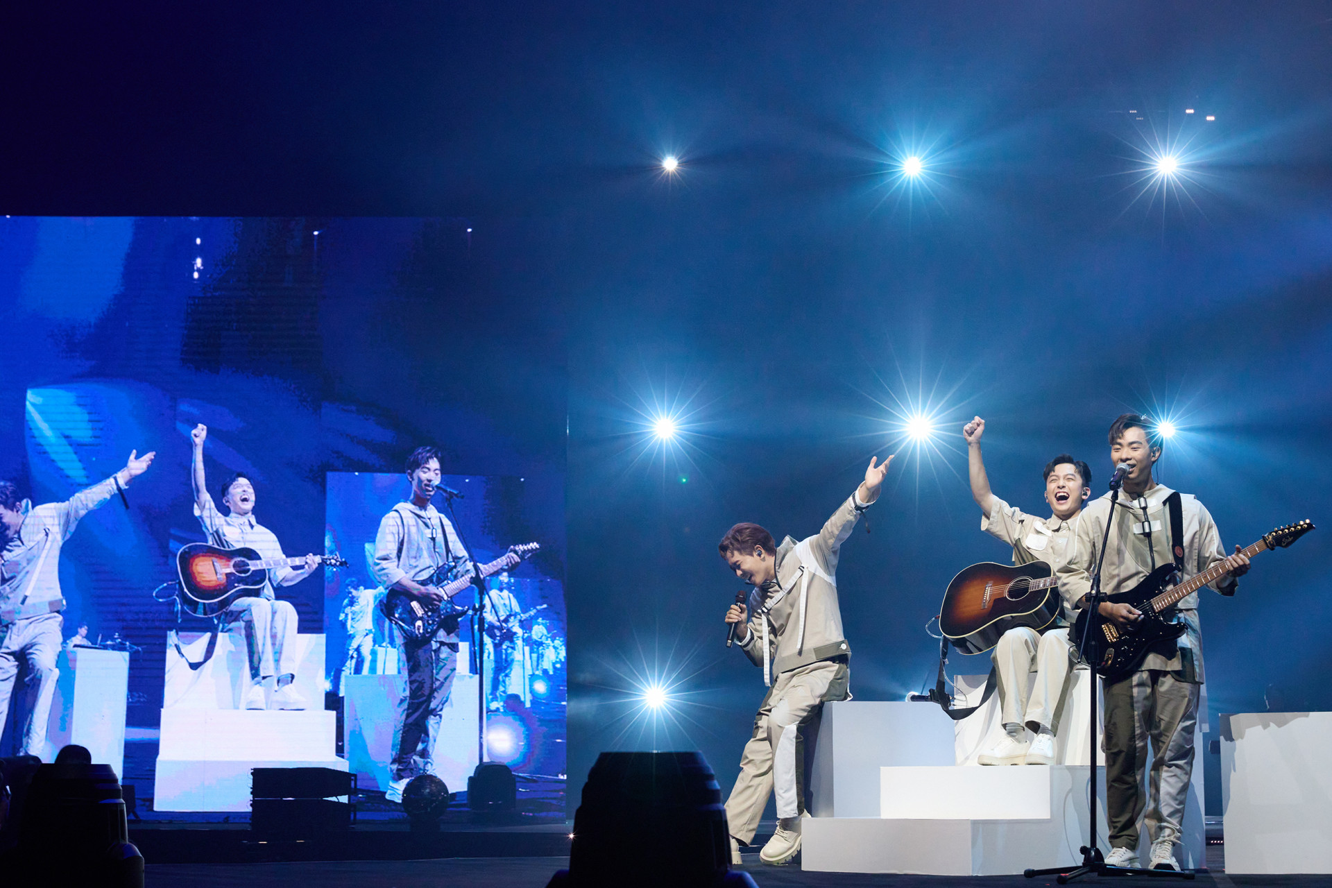 建廷高唱《愛我別走》獲得滿場叫好